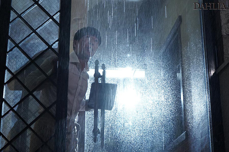 【中出し】 突然の豪雨で帰宅困難になったバイト先のびしょ濡れパート人妻...