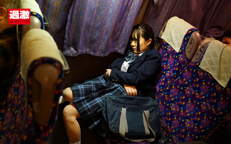 【中出し】 夜行バスで声も出せずイカされた隙に生ハメされた女はスローピ...