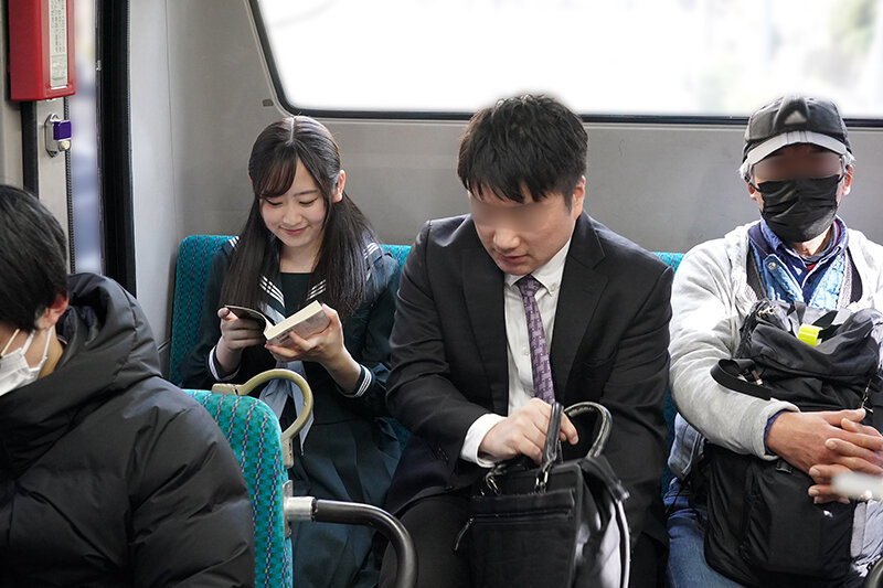 【中出し】 目を覚ましたら、隣の女子校生が俺の疲れマラを優しくフェラし...