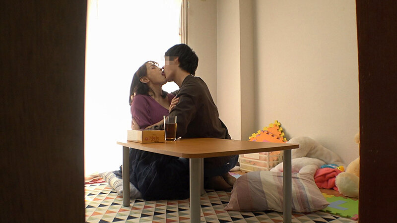 【中出し】 近所の世話好きなママ友 中年おばさんとの中出しセックス盗撮...