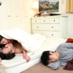 【中出し】 『ダメ！そんなに激しく突いたら声が出ちゃうよ…』彼が寝ている横で彼の親友と布団の中でバレないように濃厚スローセックス！お互い我慢できなくなり 『高画質』