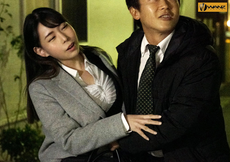 【中出し】 終電を逃した僕を泊めてくれたデカパイ同僚… ノーブラ部屋着...