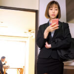 【中出し】 家庭内別居中の妻が男を連れ込んで壁越しにアヘ声聞こえて嫉妬勃起が止まらないので妻とヤリ直したいと思う 黒川すみれ 『高画質』