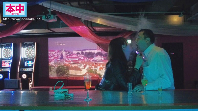 【中出し】 ねぇねぇー僕ちゃん、CLUB初めてきたの？ ココ暗いから何...