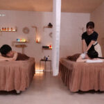 【中出し】 カップル個室エステで彼女が起きている間はスローピストンで寝たら高速爆打ちピストンの変速ギアチェンジで ロングスカートの中、平然とチ●ポを挿入し抜かずの中出しで誘惑する美人巨乳エステティシャン 小花のん 『高画質』