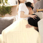 【中出し】 義妹がロングスカートの中でこっそり即ハメ要求！親の目の前でバレずにドキドキのこっそり連続イキ！2 超仲の良い義妹と付き合う事になった。 『高画質』