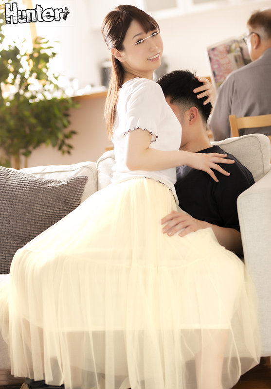 【中出し】 義妹がロングスカートの中でこっそり即ハメ要求！親の目の前で...