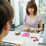 【中出し】 「映像関係」というパート募集に応募して採用された会社はAVメーカー。ADとして働き始めたのにいつのまにか人妻女優としてAVデビュー 倉本すみれ 『高画質』