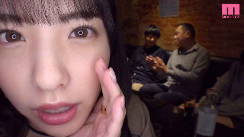 【中出し】 「服の中だから絶対バレないよ」逆ナン囁き誘惑してくる甘サド...