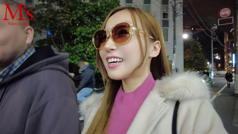 【中出し】 ハシゴ酒！逆ナンパ！小便大好き変態お姉さんが笑顔でガブ飲み...