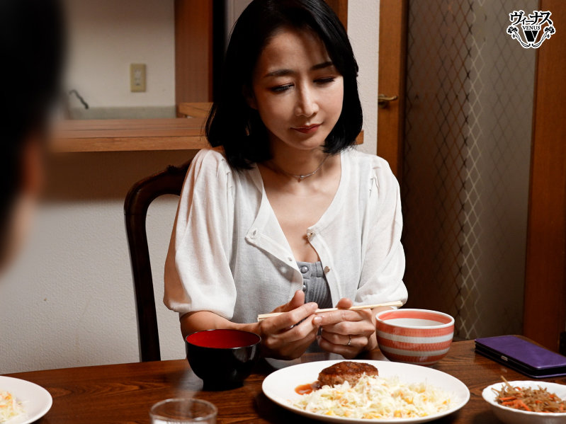 【中出し】 深夜になっても帰らない親父を健気に待つ義母に欲情 朝まで何...