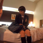 【中出し】 制服姿でパパ活するウブな敏感娘は何度もガチイキ絶叫して剛毛マ●コに生中出しされ放心状態 向井藍 『高画質』