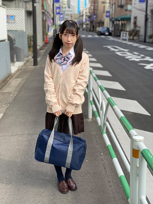 【中出し】 駅弁露出 抱っこSEXが大好き！！パイパン微少女をパンパン...