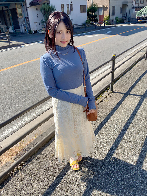 【中出し】 素股露出 スカートの中で性器同士を擦って焦らして挿入したら...