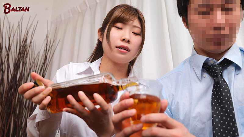 【中出し】 出張先で相部屋になった奥手な上司を誘惑し限界まで射精させる...