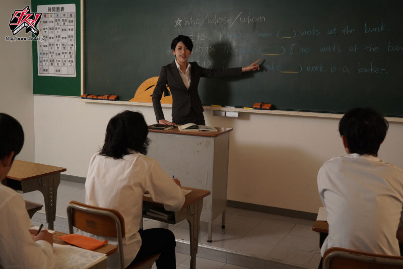 【中出し】 パンスト美脚をキモオヤジ校長に汚され堕ちた美尻スレンダー教...