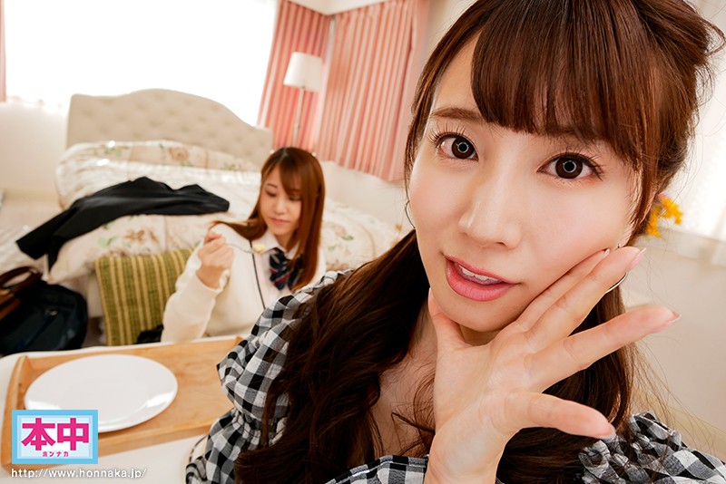 【中出し】 至近距離に彼女がいるのに耳元でコソコソ口説いてくるささやき...