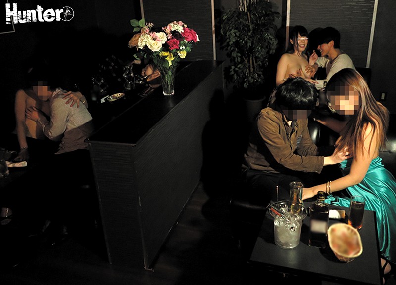 【中出し】 人生初のおっパブでルールがわからず勃起チ○ポを丸出ししちゃ...