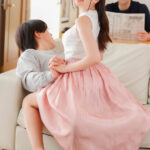 【中出し】 『あっダメ！激しく突いたらバレちゃう…』義妹がロングスカートの中でこっそり即ハメ要求！親の目の前でバレずにドキドキのこっそり連続イキ！3 『高画質』