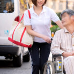 【中出し】 祖父のお世話しに自宅に来た介護士は若くてキレイでスタイル抜群！介護中に突き出したお尻やパン線。そして祖父のチ○ポを洗う時の手つきが妙にエロい 『高画質』