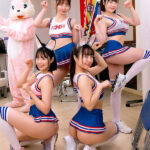 【中出し】 着ぐるみバイトはエッロいチアガールと楽屋が一緒！しかもカワイイ着ぐるみで油断したのか目の前で生着替え！脱ぐのを忘れてガン見でフル勃起！ 『高画質』