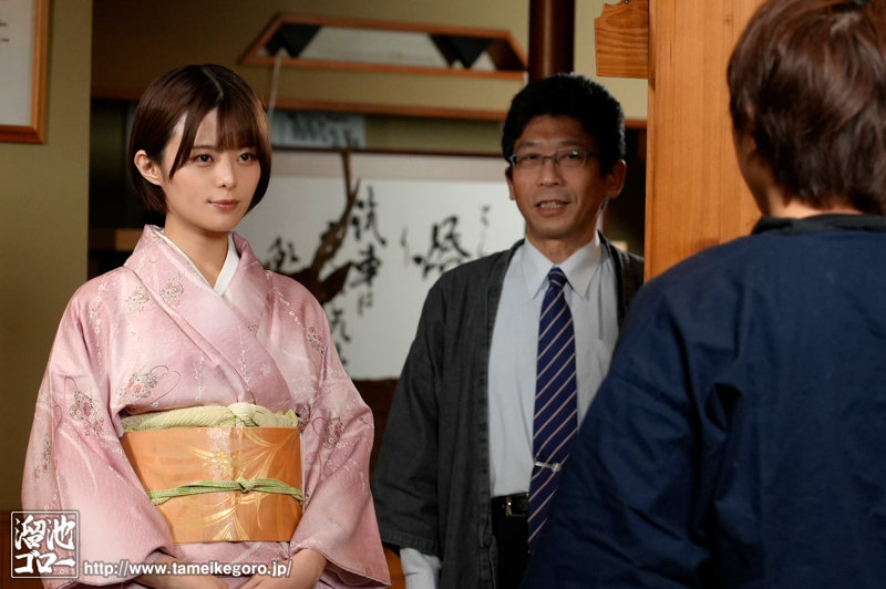 【中出し】 夫がいない間の里帰り。偶然出会った幼馴染と背徳の中で濃厚接...