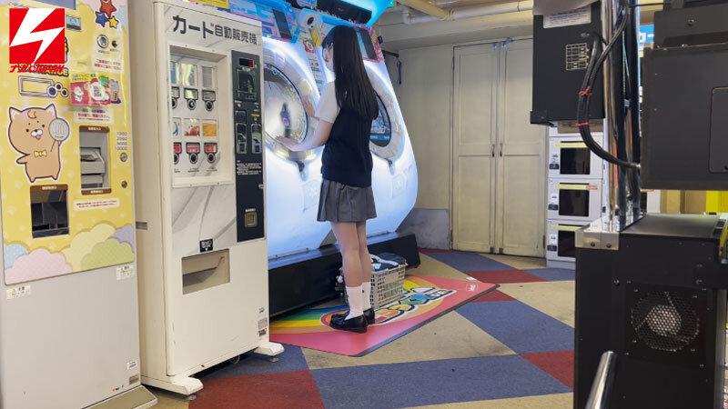 【中出し】 一人ぼっちでゲーセンにいた押しに弱そうなJ●に「プロゲーマ...