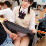 【中出し】 『私のスカートの中でオナニーしてみて…』秀才メガネ女子の危険な誘惑！断り切れないボクは周囲にバレないようにオナニーして女子のパンツに大量ぶっかけ！ 『高画質』
