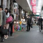 【中出し】 出張帰りの寝静まった夜行バスで揺れに逆らえず隣りで寝ているカワイイ部下の巨乳に密着！何度も巨乳に密着していると中出しも受け入れてしまう発情娘に豹変！ 『高画質』