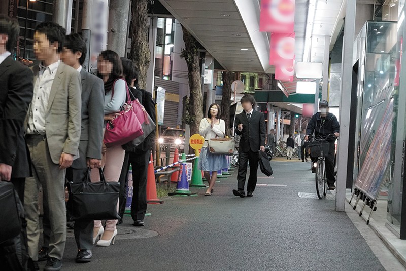 【中出し】 出張帰りの寝静まった夜行バスで揺れに逆らえず隣りで寝ている...