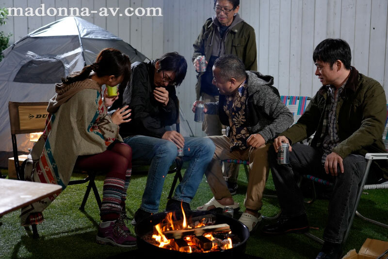 【中出し】 町内キャンプNTR テントの中で輪●された妻の衝撃的寝取ら...