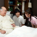 【中出し】 NTR介護 「ジジイの言うことを真に受けるな」と教えたのに、純粋な妻はつい優しく接してしまい、付け込まれてセクハラを受け、要求がエスカレートして中出しセックスされる 月野かすみ 『高画質』