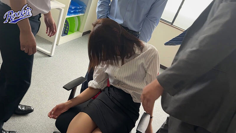 【中出し】 高飛車なパワハラ人妻上司を媚薬チ●ポでクスリ漬けにしてイキ...