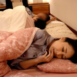 【中出し】 同棲中の狭い家に泊まりに来た彼女のママがイチャイチャする2人に発情して彼氏を誘惑する川の字中出しセックス 瀬尾礼子 『高画質』