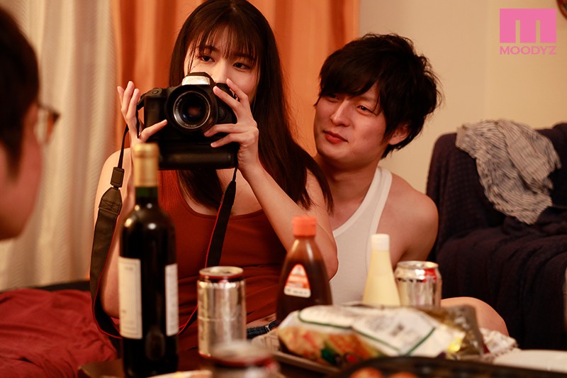 【中出し】 学生時代は親友の彼女で3人で雑魚寝もしてたただの女友達と大...