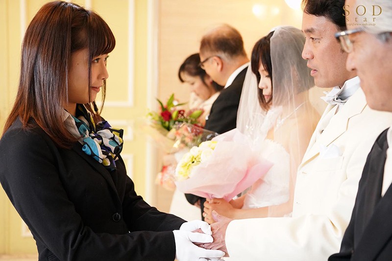 【中出し】 紗倉まな 結婚式最中の新郎に強●中出しさせる美人ウェディン...