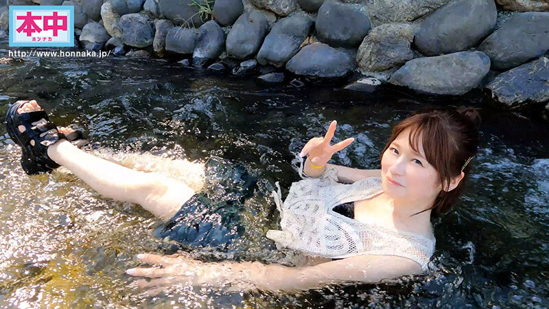 【中出し】 男2女2で職場の後輩たちと一緒に河原BBQに行く予定が、前...