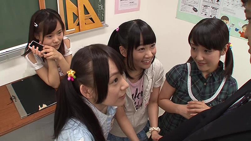 【中出し】 放課後の教室でロリビッチたちに飼われる僕 『高画質』