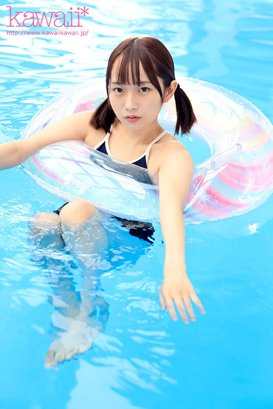 【中出し】 プール上がりのスク水少女にオヤジたちの精子を注ぐ。膣内まで...