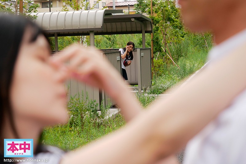 【中出し】 至近距離に彼女がいるのに耳元でコソコソ口説いてくるささやき...