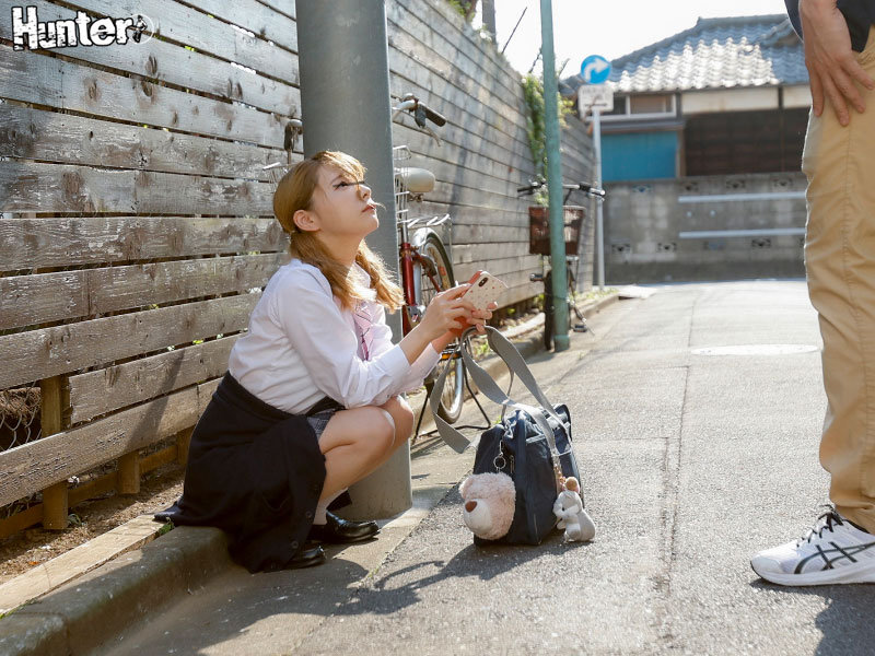 【中出し】 パンツを売るだけのはずが、誰もいない所に連れ込まれて無理矢...