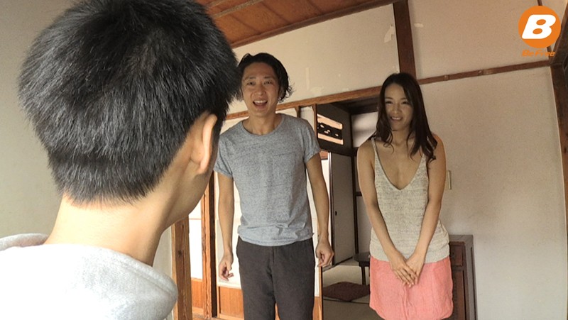 【中出し】 転勤で田舎に引っ越した僕は、下に住む大家の奥さんに毎日誘惑...