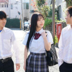 【中出し】 童貞卒業するなら、2人同時でしょ？ 子供の時から仲良し3人組だから、両親不在の一週間イチャラブ中出し3Pセックス 弓乃りむ 『高画質』