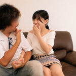 【中出し】 恥じらいたっぷり素人女子大生カップルが挑戦！なりきりダッチワイフカップルゲーム！彼氏が見ている目の前でイケメンAV男優に耳元で甘い吐息を吹きかけられ、見つめられながら全身まさぐられ、激ピストンされても彼女が動かなければ賞金30万！ 『高画質』