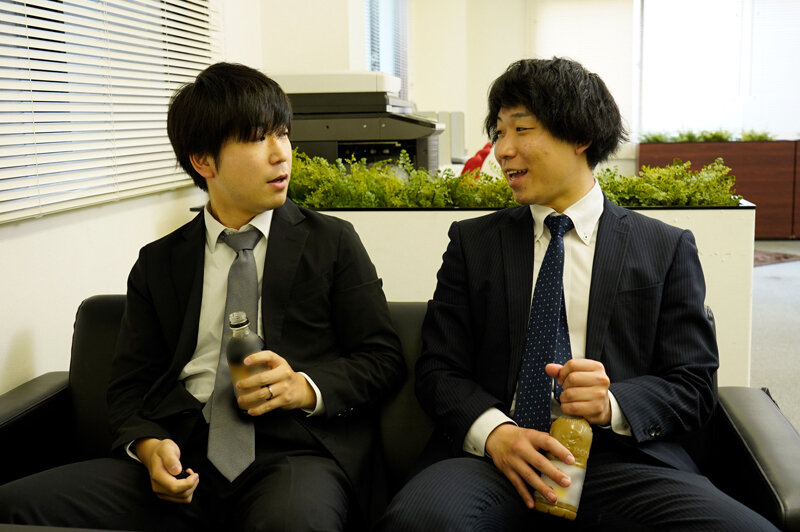 【中出し】 NTRビデオ 後輩のスマホを勝手に見たら、僕の最愛の妻が中...