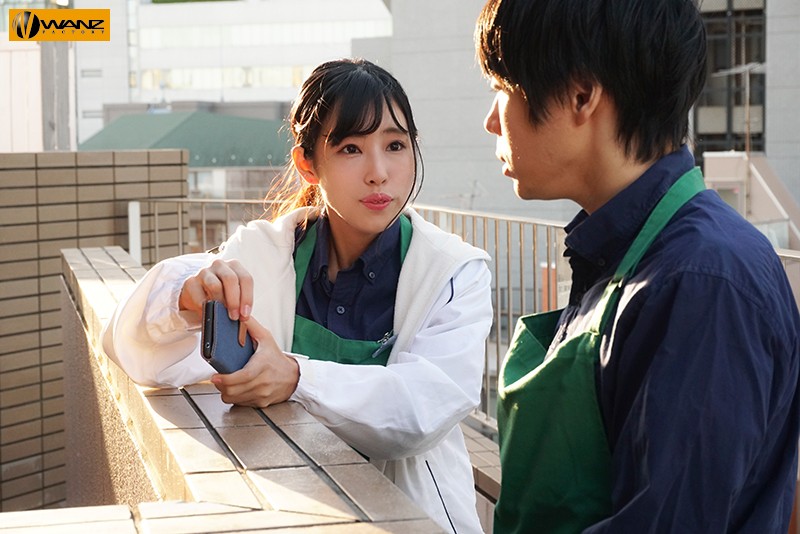 【中出し】 終電を逃した僕を泊めてくれたバイトの先輩… ノーブラ部屋着...