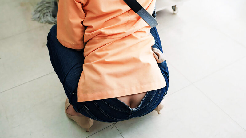 【中出し】 29歳人妻です。パート先のコンビニでお尻好きの大〇生に想わ...