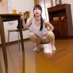 【中出し】 訪問販売に来たお姉さんはおしっこを漏らしそうで限界ギリギリ！！間に合わなかったお姉さんは人の家で恥辱の大量失禁をして水溜まりが出来ちゃう！！お漏らしに興奮した男に襲われて部屋がビショビショになるほどイカされまくるナマSEX！！ 『FANZA』