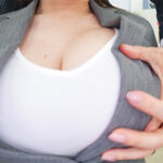 【中出し】 【ぶっかけセクハラ】 無自覚パッツンおっぱい誘惑で若手ち○ぽをギンギン勃起させてしまい何度もパイ射される巨乳人妻女上司 宝田もなみ 『FANZA』