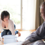 【中出し】 両手が使えない義父の性処理をさせられています…。 三宮つばき 『FANZA』